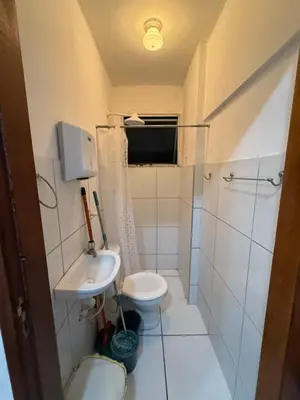 Uma casa de banho em Flatmobiliadofortaleza