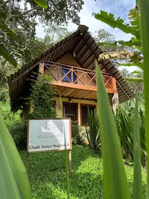 Um jardim no exterior de Chalé Suíco Nupcial II - Chalés Belo Monte - Pacoti