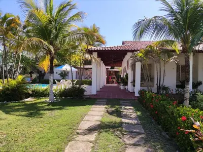 Um jardim no exterior de Praia Marina Suite - Morro Branco