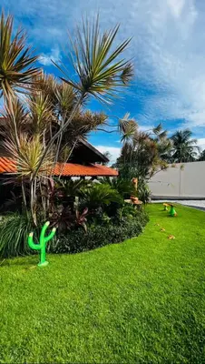 Um jardim no exterior de Mansão lagoa do catu