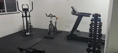 O centro de fitness e/ou as comodidades de fitness de Apartamento inteiro próximo à praia de Iracema