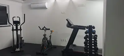 O centro de fitness e/ou as comodidades de fitness de Apartamento inteiro próximo à praia de Iracema