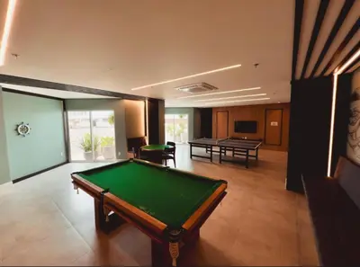Uma televisão e/ou sistema de entretenimento em Flat frente mar
