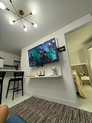 Uma televisão e/ou sistema de entretenimento em Flat frente mar