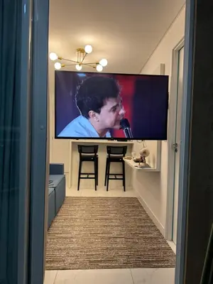 Uma televisão e/ou sistema de entretenimento em Flat frente mar