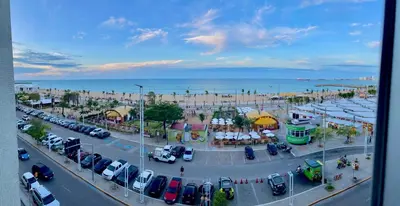 Uma vista do mar geral ou uma vista do mar a partir do apartamento