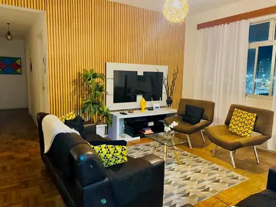 Uma televisão e/ou sistema de entretenimento em Seu descanso frente ao mar