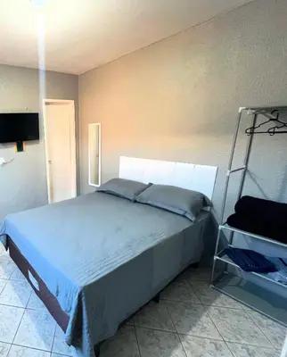 Uma cama ou camas num quarto em Apartamento completo com GARAGEM!Casa Taíba!