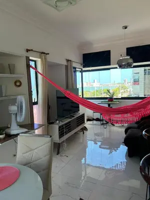 Uma televisão e/ou sistema de entretenimento em Flat Beira Mar com vista total para o mar