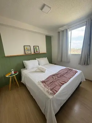 Uma cama ou camas num quarto em Apartamento em frente à praia conforto completo