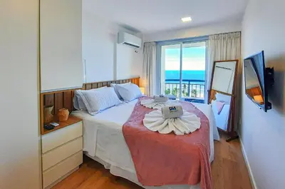 Uma cama ou camas num quarto em Luxo e Elegância com a melhor vista Praia Futuro