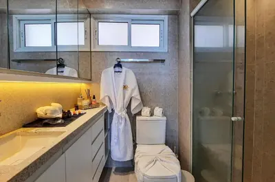 Uma casa de banho em Luxo e Elegância com a melhor vista Praia Futuro