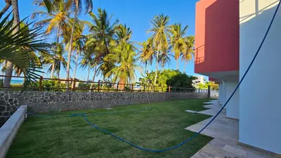 Um jardim no exterior de Chalés Mediterraneo