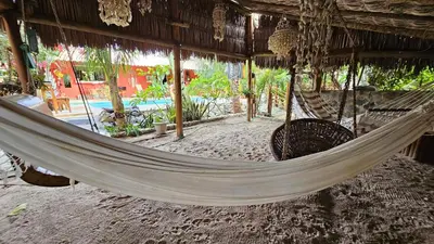 Um jardim no exterior de Casa de hóspedes Balibar Cumbuco