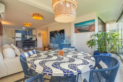 Uma área de estar em Beach Place #202 - Beira Mar por Carpediem
