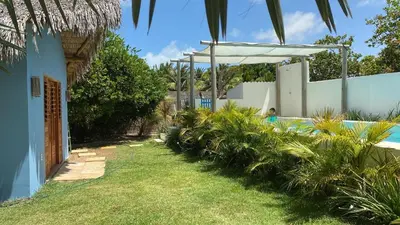 Um jardim no exterior de chambre Annick