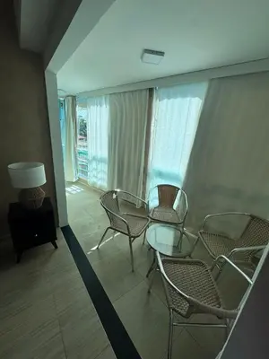 Uma área de estar em Apartamento Beach place Cumbuco 100m da Praia
