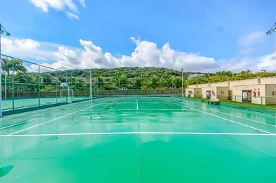Comodidades para jogar ténis e squash em Beach Place Resort Bangalo 12 ou nas proximidades