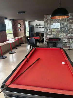 Uma mesa de bilhar em Cantinho Praia do Futuro
