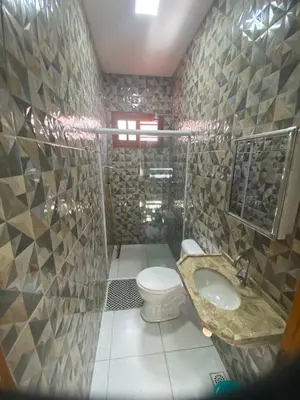 Uma casa de banho em Casa com piscina beberibe