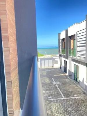 Uma vista do mar geral ou uma vista do mar a partir do apartamento