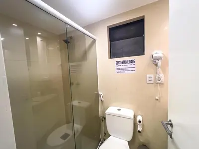 A planta de Flat moderno, 2 quartos dentro de hotel famoso