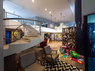 A planta de Flat moderno, 2 quartos dentro de hotel famoso