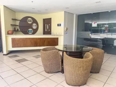 A planta de Flat moderno, 2 quartos dentro de hotel famoso