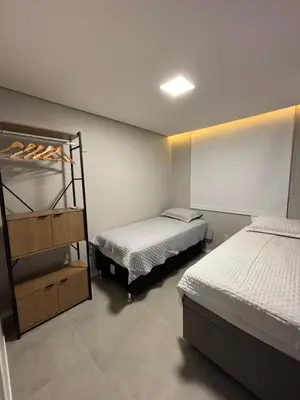 Uma cama ou camas num quarto em Apartamento confortável e próximo da praia