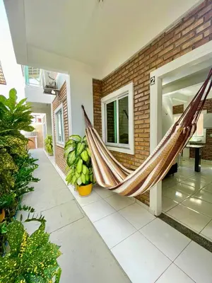 Um jardim no exterior de Chalés Santo Antônio em Flecheiras