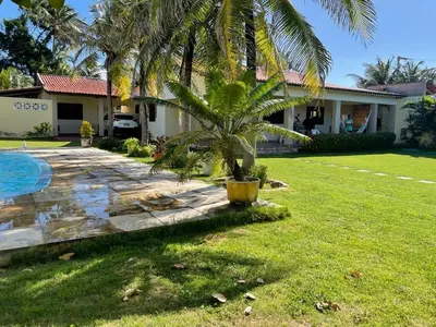 Um jardim no exterior de Casa reperida