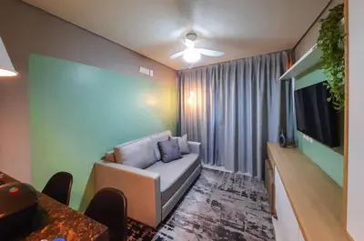 Uma televisão e/ou sistema de entretenimento em Flat Luxo 4 Pessoas 500m Praia Meireles Compact