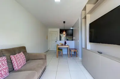 Uma televisão e/ou sistema de entretenimento em VG Sun Cumbuco Térreo WiFi Ar Cond 4 Pessoas
