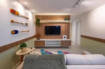 Uma televisão e/ou sistema de entretenimento em VG Sun Cumbuco Aconchegante 2 suítes 6 pessoas