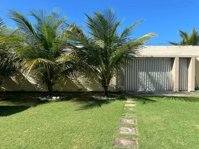 Um jardim no exterior de Beach house Aguas Belas