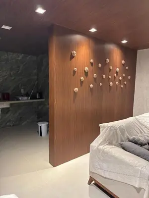 Uma área de estar em Suites em mansão