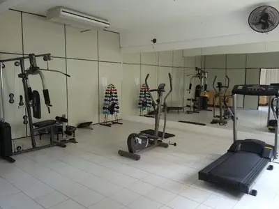 O centro de fitness e/ou as comodidades de fitness de Apt moderno Porto das Dunas