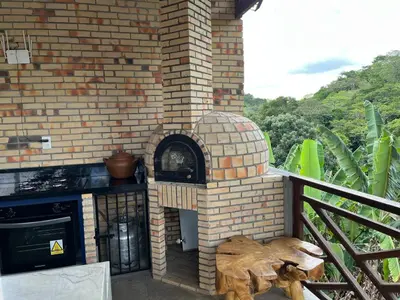 As comodidades para churrasco disponíveis para os clientes desta casa de férias