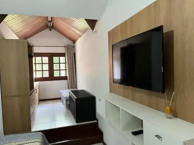 Uma televisão e/ou sistema de entretenimento em Casa em Guaramiranga com Jacuzzi privativa