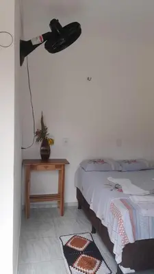 Uma cama ou camas num quarto em Econômico Suíte Standard Vila Jeri