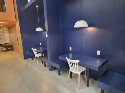 Uma área de estar em 802 · JSmart novo, 2 suítes, Wi-Fi 600 mb, by CasaCris