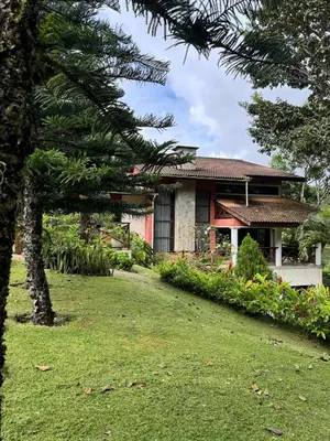 Um jardim no exterior de Casa na Serra - Monte Flor