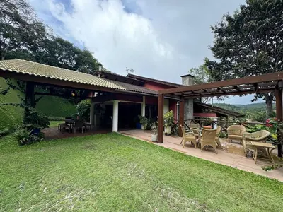 Um jardim no exterior de Casa na Serra - Monte Flor
