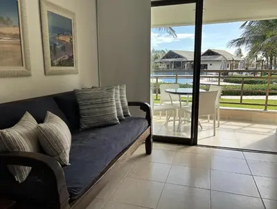 Uma área de estar em Apartamento Térreo no Beach Place