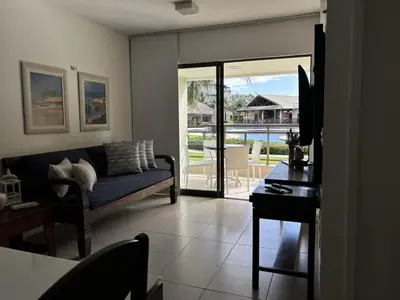 Uma televisão e/ou sistema de entretenimento em Apartamento Térreo no Beach Place