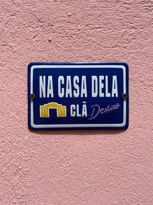 Um certificado, prémio, placa ou documento mostrado em Na Casa Dela Clan