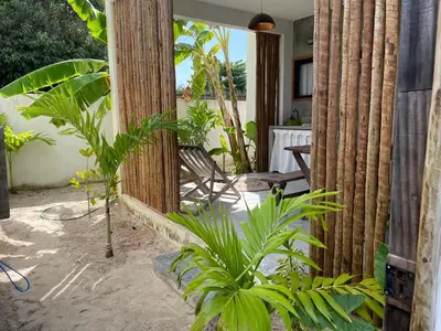 Um jardim no exterior de Vila Angatu
