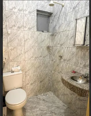 Uma casa de banho em Hotel e Flat Sobral Mundi