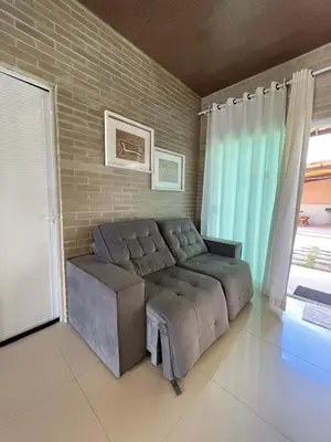 Uma área de estar em Praiana house
