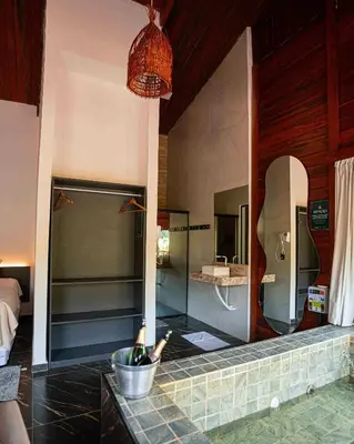 Uma casa de banho em Azzuro Hotel
